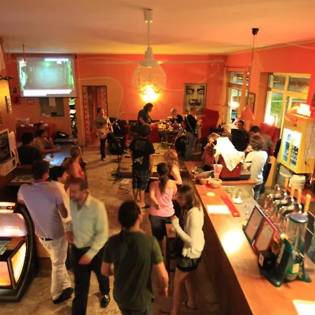 Sunflower Beach Backpacker Hostel & Bar-3